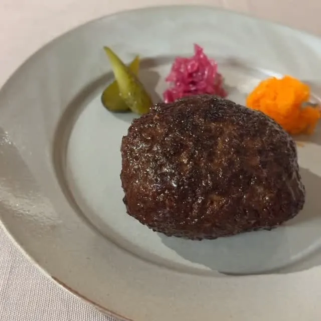 スペシャリテの自家製ハンバーグ